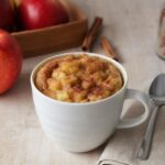 découvrez notre recette rapide et savoureuse de mugcake pomme et cannelle, parfaite pour un dessert express et gourmand.