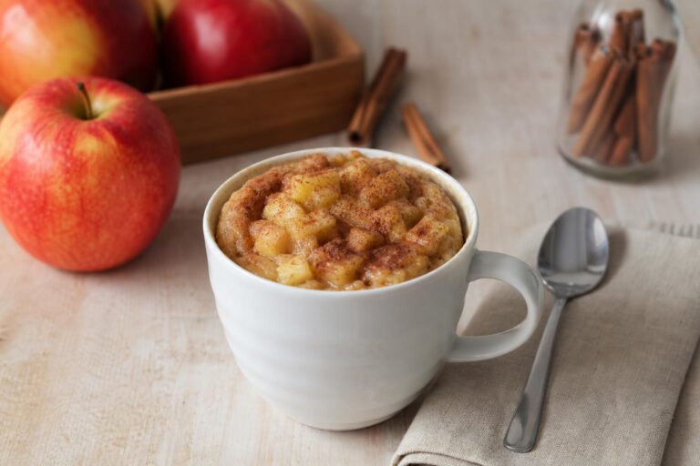 découvrez notre recette rapide et savoureuse de mugcake pomme et cannelle, parfaite pour un dessert express et gourmand.